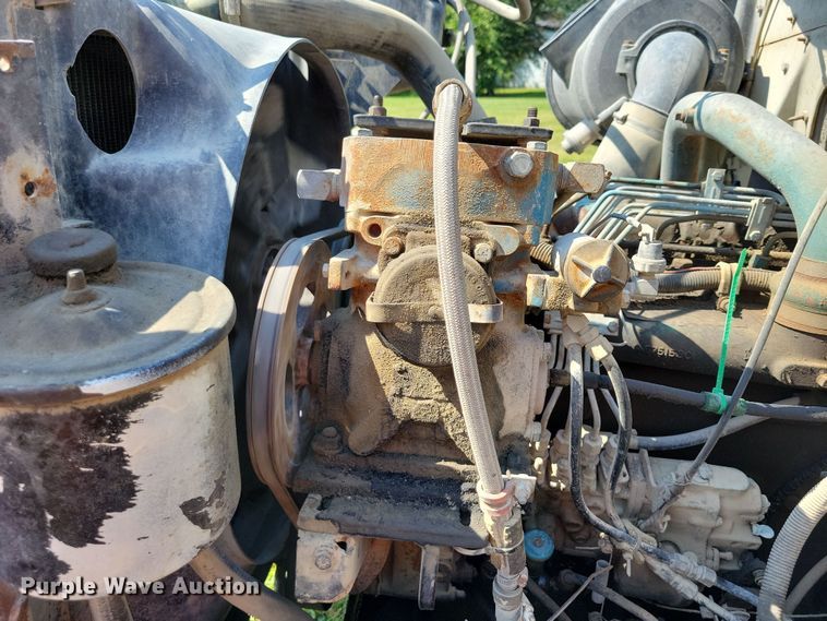 image for item DZ6561 1995 International  4900 hook lift truck