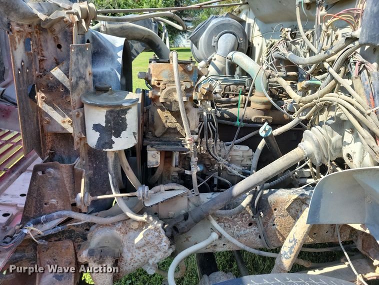 image for item DZ6561 1995 International  4900 hook lift truck