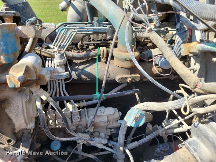 image for item DZ6561 1995 International  4900 hook lift truck