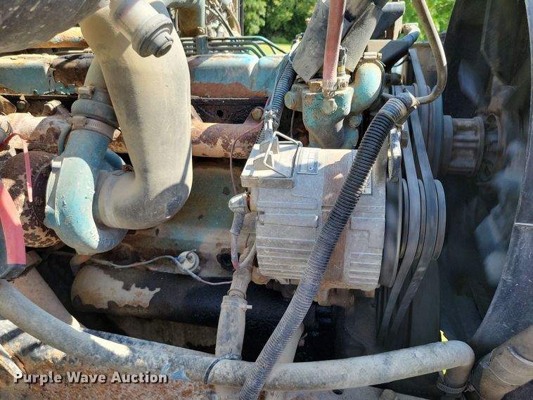 image for item DZ6561 1995 International  4900 hook lift truck