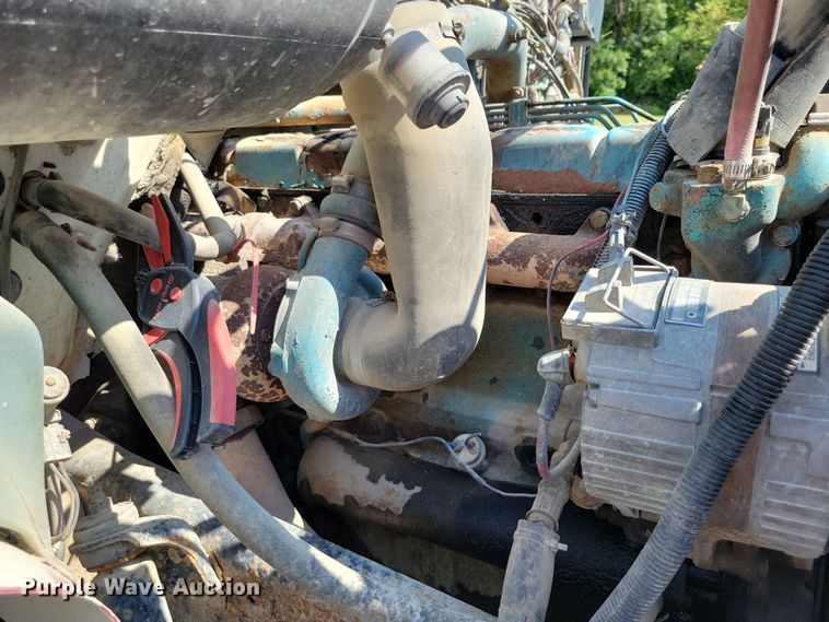 image for item DZ6561 1995 International  4900 hook lift truck