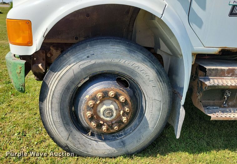 image for item DZ6561 1995 International  4900 hook lift truck