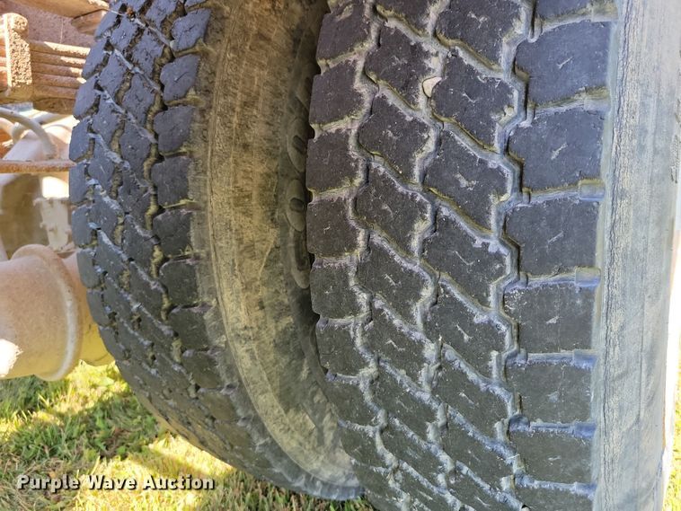 image for item DZ6561 1995 International  4900 hook lift truck