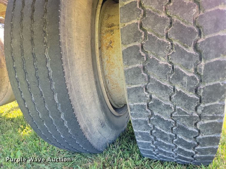 image for item DZ6561 1995 International  4900 hook lift truck