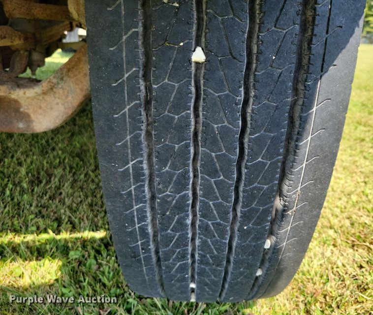 image for item DZ6561 1995 International  4900 hook lift truck