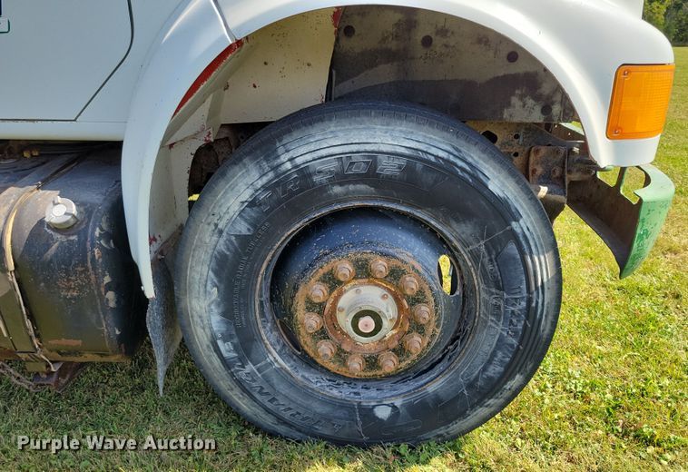 image for item DZ6561 1995 International  4900 hook lift truck