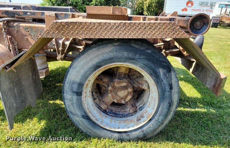 image for item DZ6561 1995 International  4900 hook lift truck