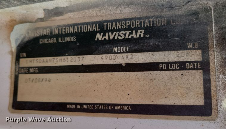 image for item DZ6561 1995 International  4900 hook lift truck