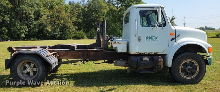 image for item DZ6562 1992 International  4900 hook lift truck