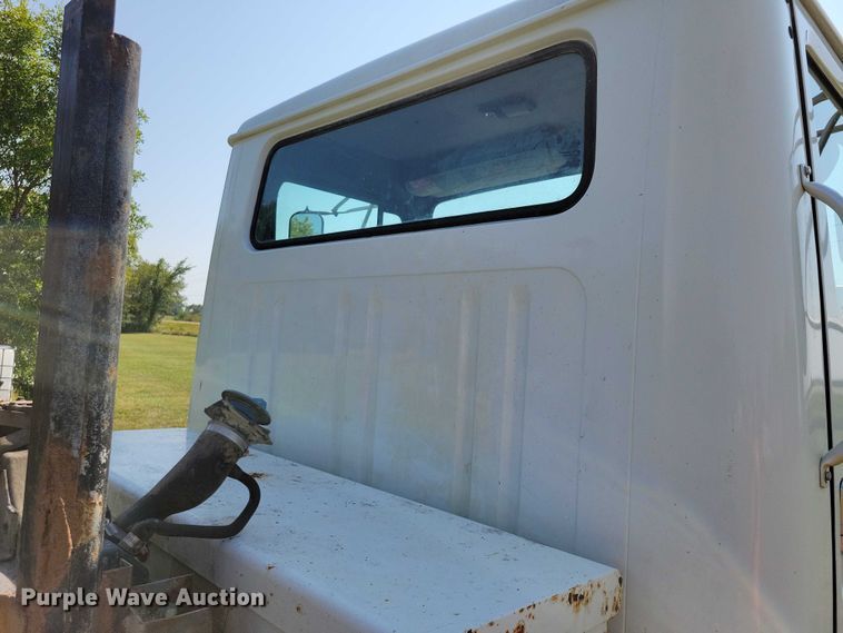 image for item DZ6562 1992 International  4900 hook lift truck