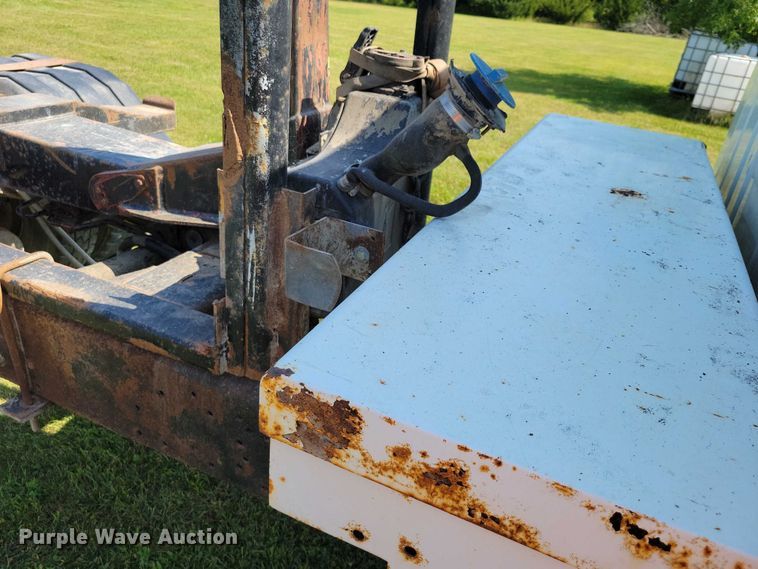 image for item DZ6562 1992 International  4900 hook lift truck