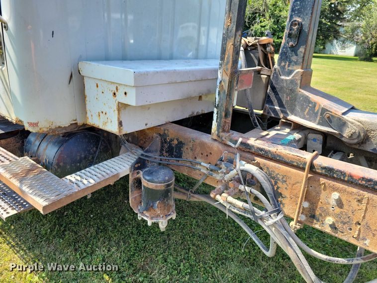 image for item DZ6562 1992 International  4900 hook lift truck