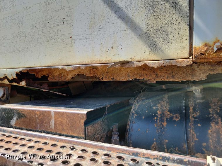 image for item DZ6562 1992 International  4900 hook lift truck