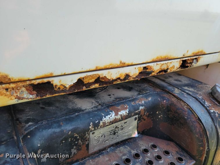 image for item DZ6562 1992 International  4900 hook lift truck