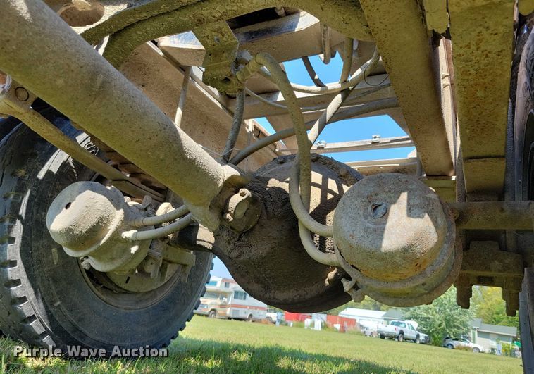 image for item DZ6562 1992 International  4900 hook lift truck