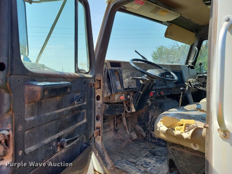 image for item DZ6562 1992 International  4900 hook lift truck