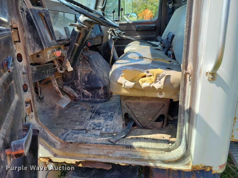 image for item DZ6562 1992 International  4900 hook lift truck