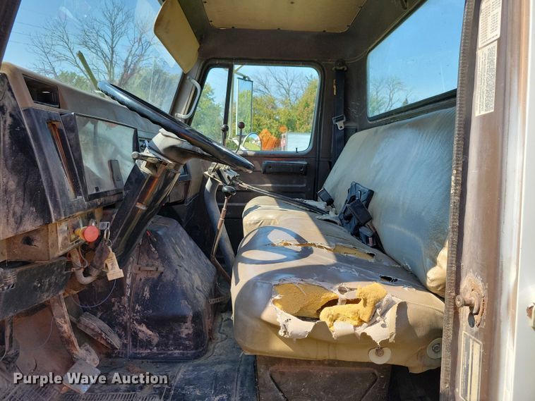 image for item DZ6562 1992 International  4900 hook lift truck