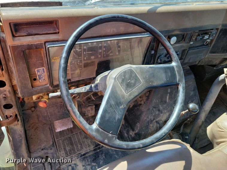 image for item DZ6562 1992 International  4900 hook lift truck