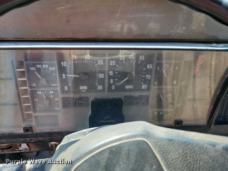 image for item DZ6562 1992 International  4900 hook lift truck