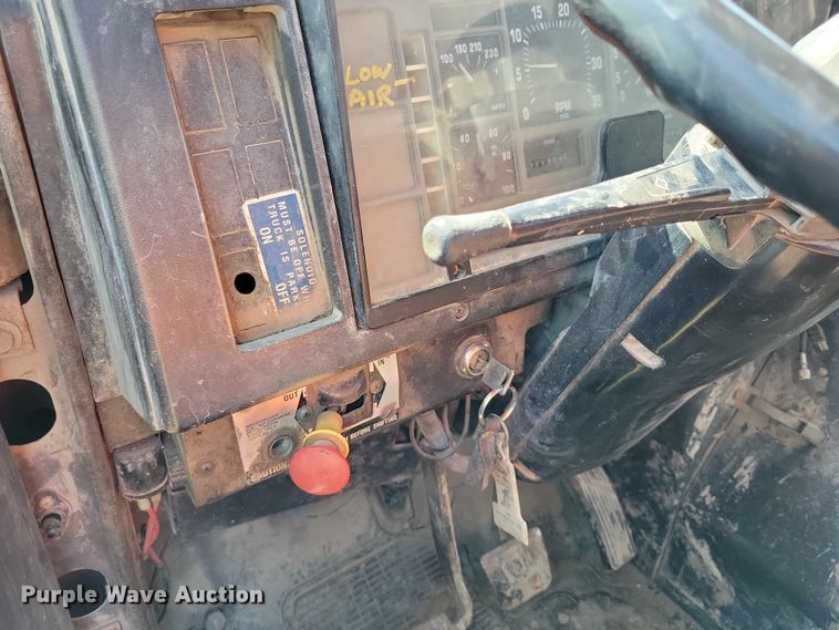 image for item DZ6562 1992 International  4900 hook lift truck