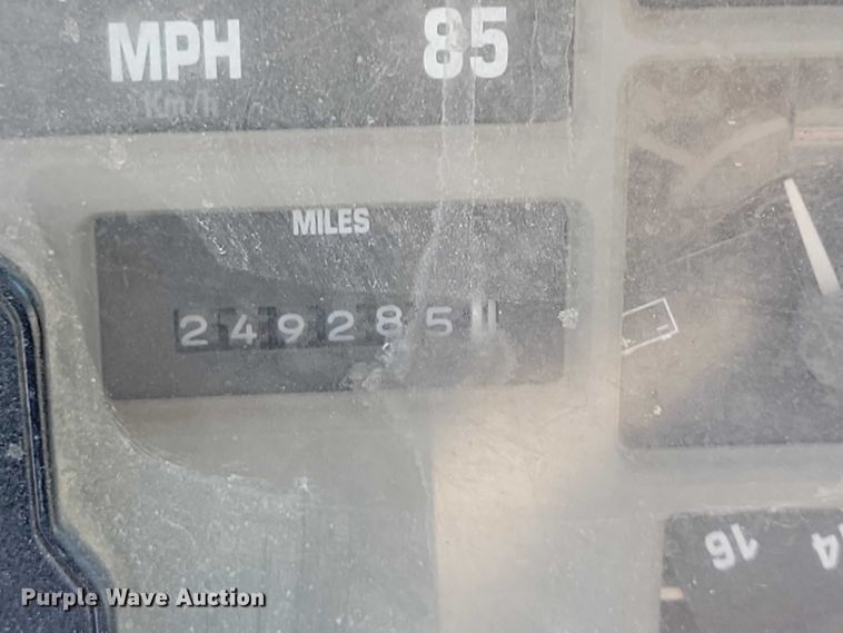 image for item DZ6562 1992 International  4900 hook lift truck