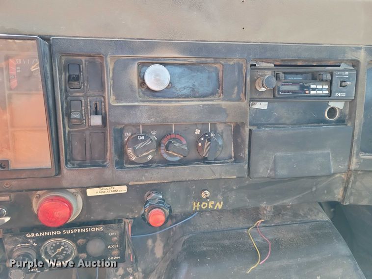 image for item DZ6562 1992 International  4900 hook lift truck