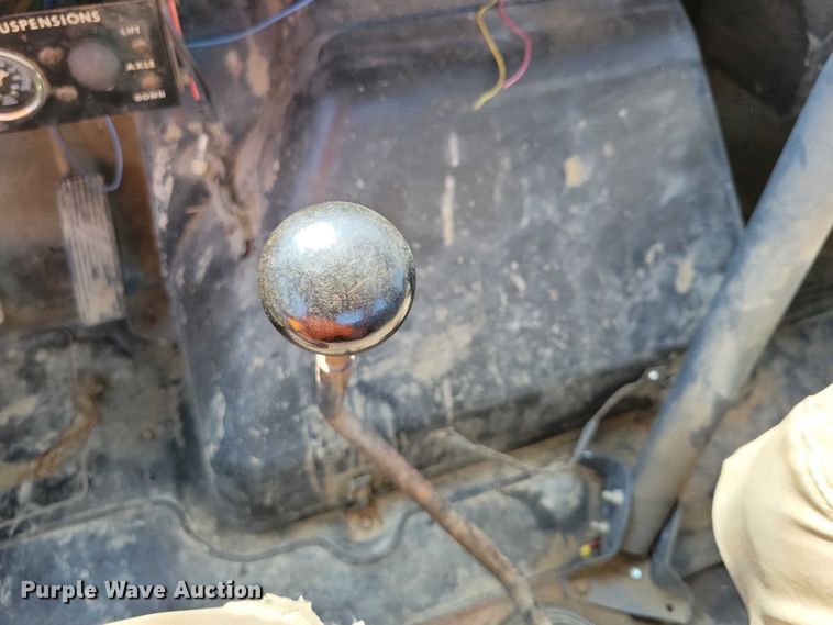 image for item DZ6562 1992 International  4900 hook lift truck