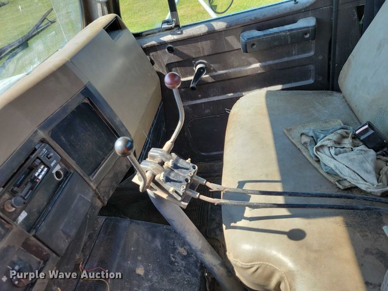 image for item DZ6562 1992 International  4900 hook lift truck