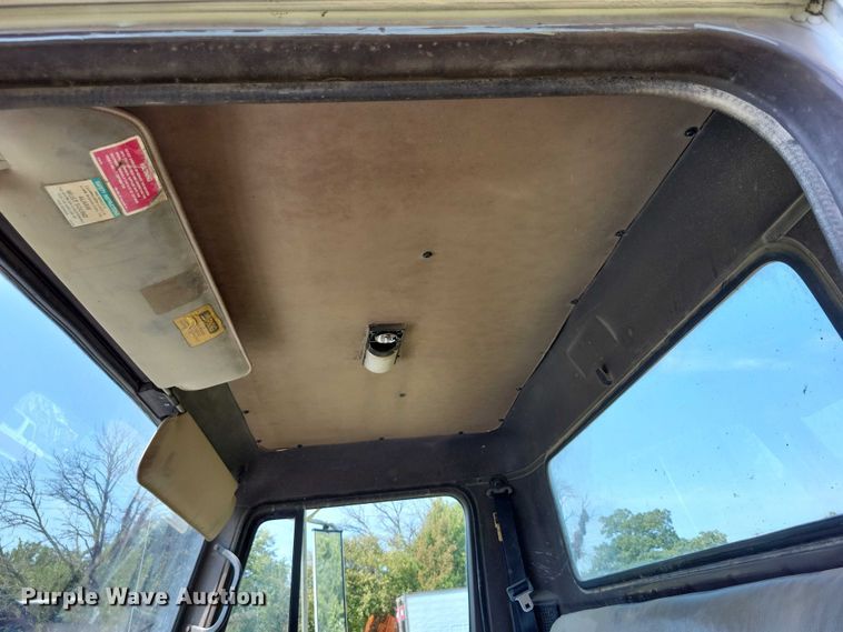 image for item DZ6562 1992 International  4900 hook lift truck