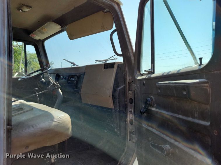 image for item DZ6562 1992 International  4900 hook lift truck