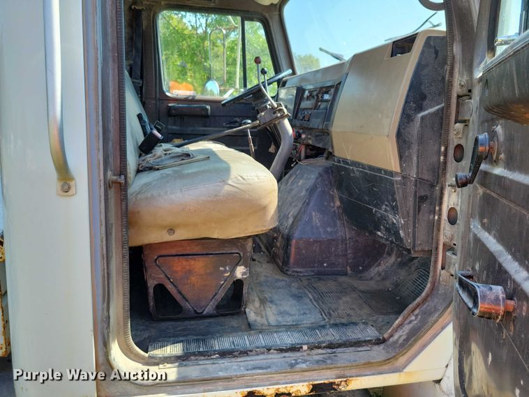 image for item DZ6562 1992 International  4900 hook lift truck