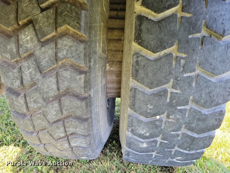 image for item DZ6562 1992 International  4900 hook lift truck