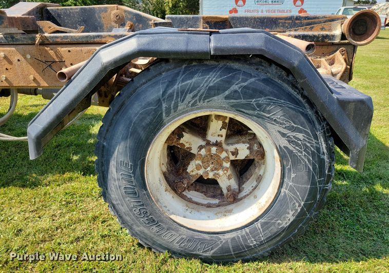 image for item DZ6562 1992 International  4900 hook lift truck