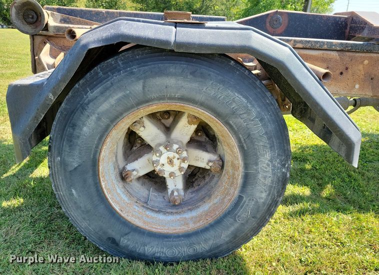 image for item DZ6562 1992 International  4900 hook lift truck