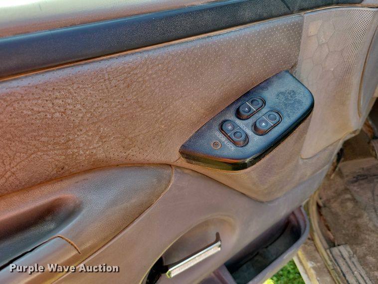 image for item DZ6564 1996 Ford F250 pickup truck