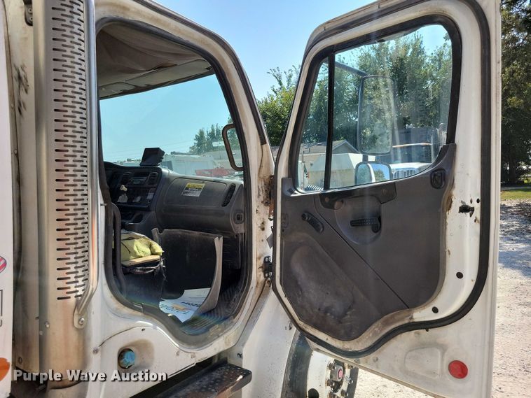 image for item DZ6566 2007 Freightliner  M2 Business Class refuse truck