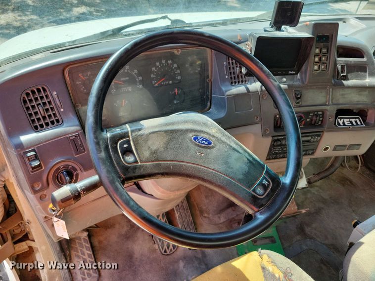 image for item DZ6567 1998 Ford L8513 refuse truck