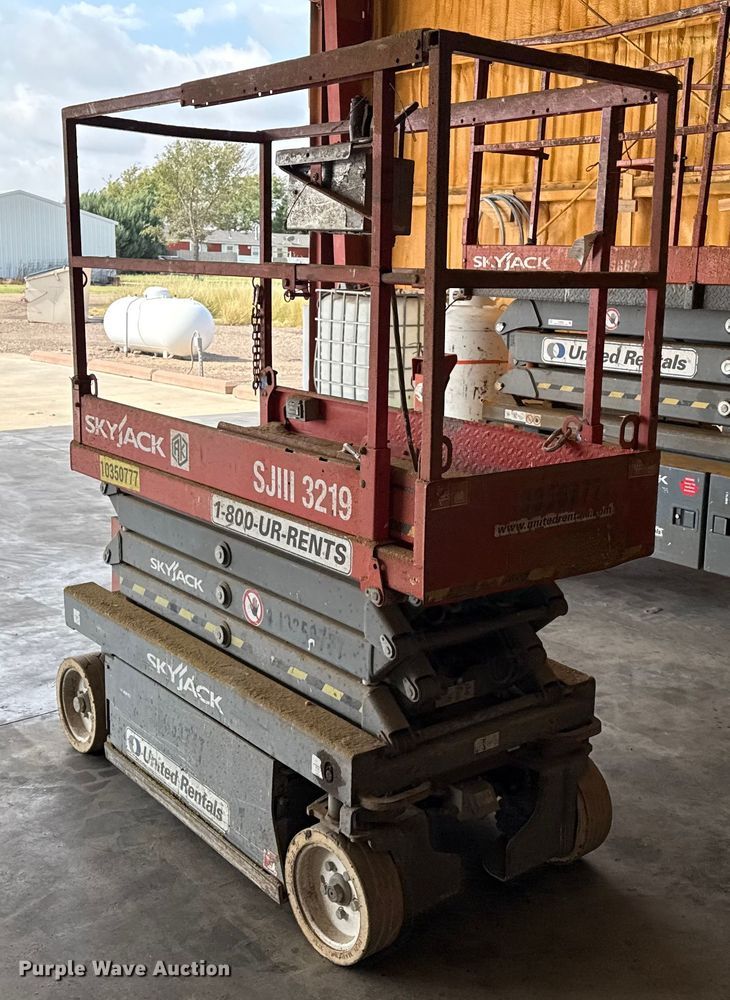 image for item DZ8963 2015 Skyjack SJIII 3219 scissor lift