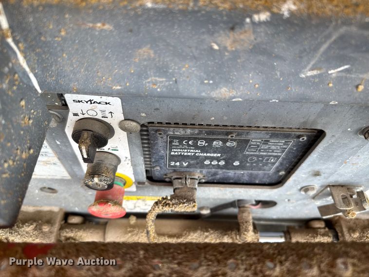 image for item DZ8963 2015 Skyjack SJIII 3219 scissor lift