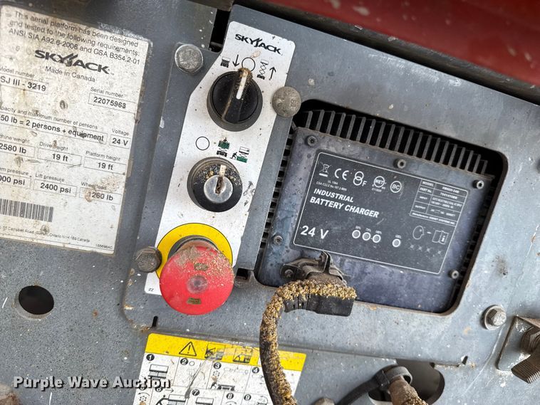 image for item DZ8963 2015 Skyjack SJIII 3219 scissor lift