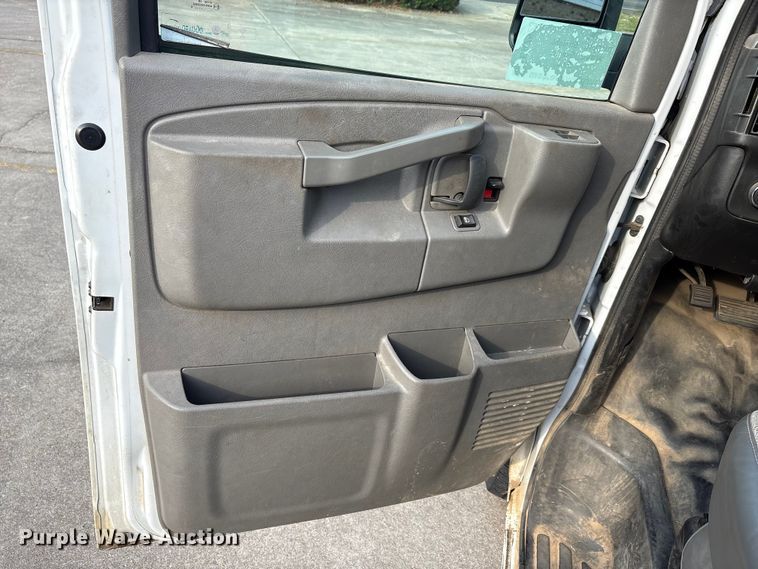 image for item EA7523 2019 Chevrolet Express 2500 van