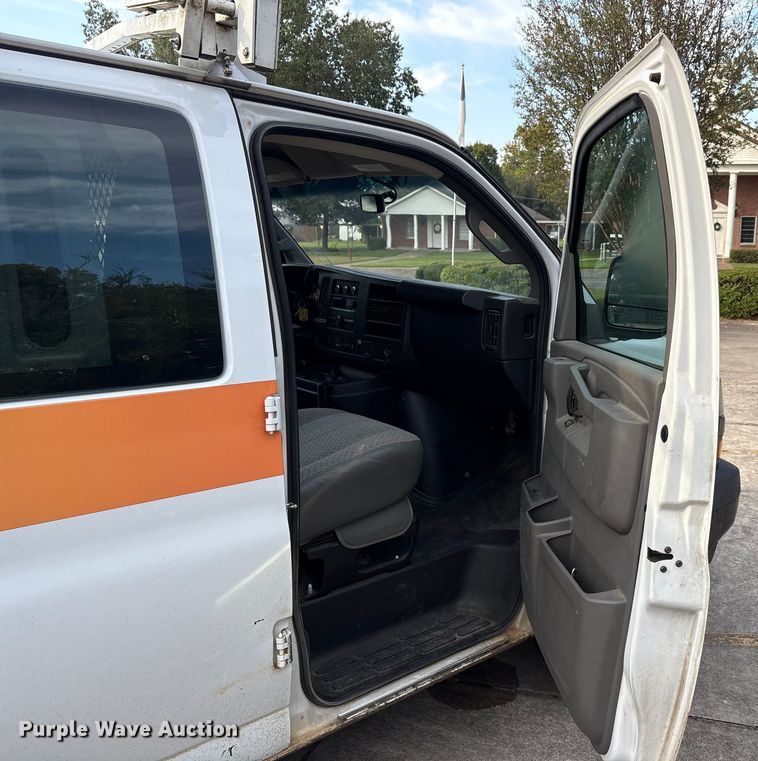 image for item EA7523 2019 Chevrolet Express 2500 van