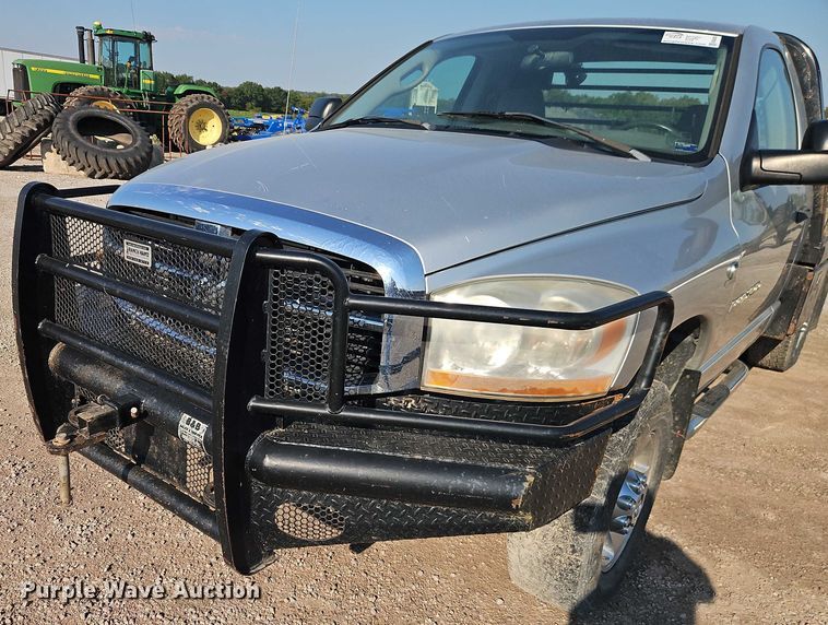 image for item EB8285 2006 Dodge Ram 2500 flatbed pickup truck