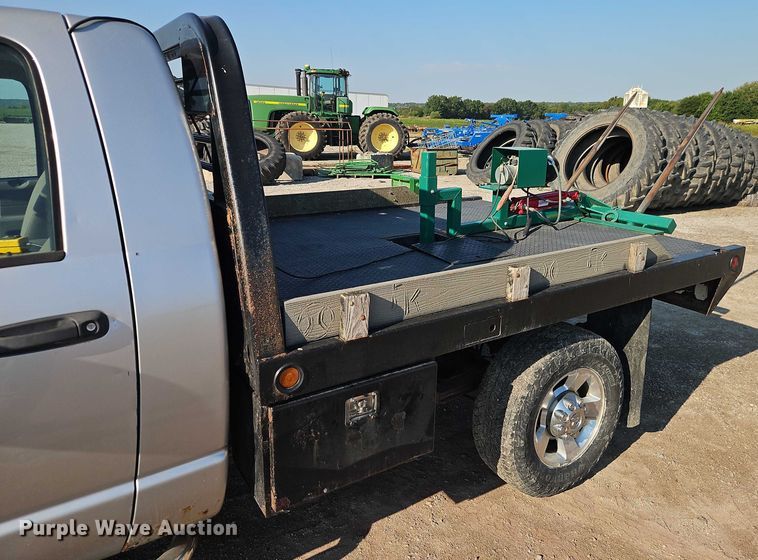image for item EB8285 2006 Dodge Ram 2500 flatbed pickup truck