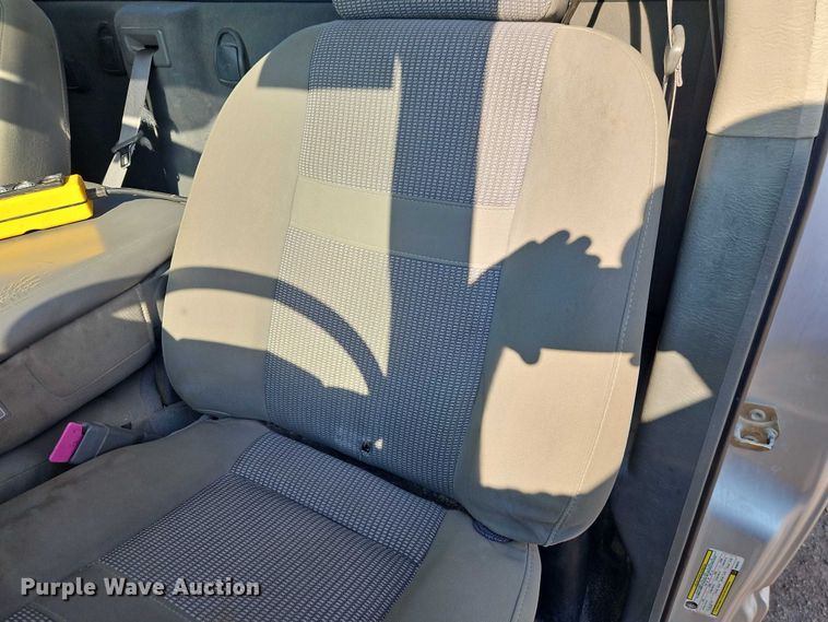 image for item EB8285 2006 Dodge Ram 2500 flatbed pickup truck