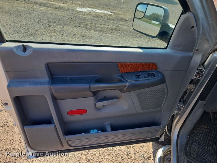 image for item EB8285 2006 Dodge Ram 2500 flatbed pickup truck