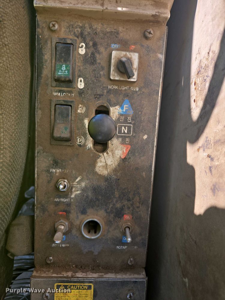 image for item EC1164 1997 Hyundai Robex 200W-2 wheeled excavator