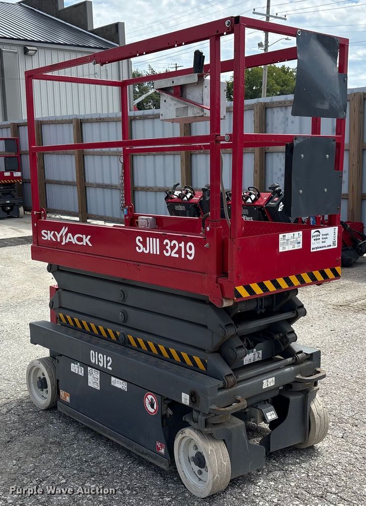 image for item EC4415 2016 Skyjack SJIII 3219 scissor lift