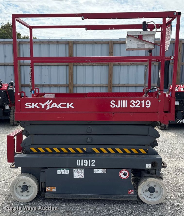 image for item EC4415 2016 Skyjack SJIII 3219 scissor lift